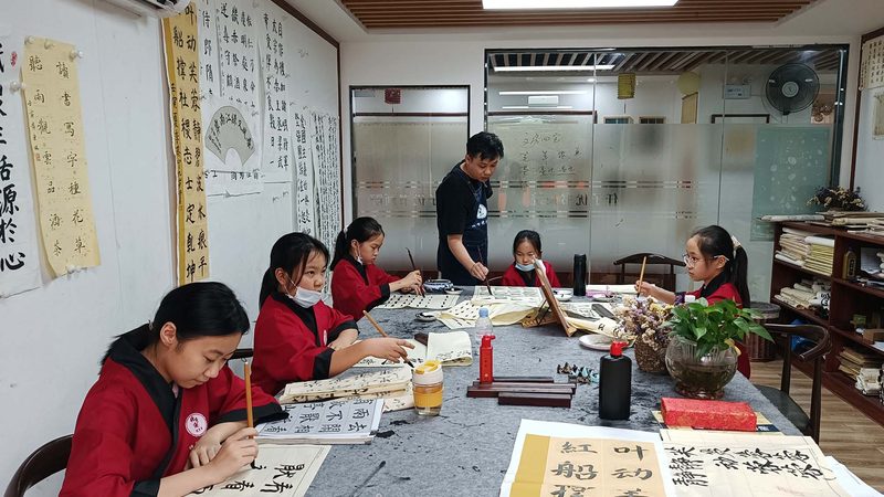 叉车操作后，应及时进行清洁和保养，以延长叉车的使用寿命。具体包括：